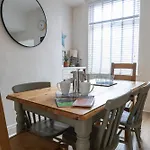 Cosy 2-bed Coastal Near Park & North Bay *