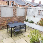 Cosy 2-bed Coastal Near Park & North Bay