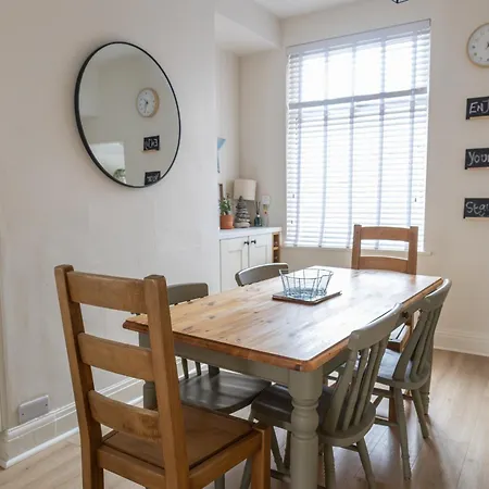 Cosy 2-bed Coastal Near Park & North Bay