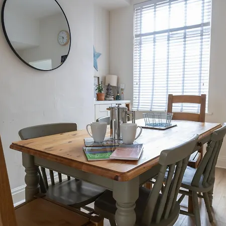 Cosy 2-bed Coastal Near Park & North Bay *